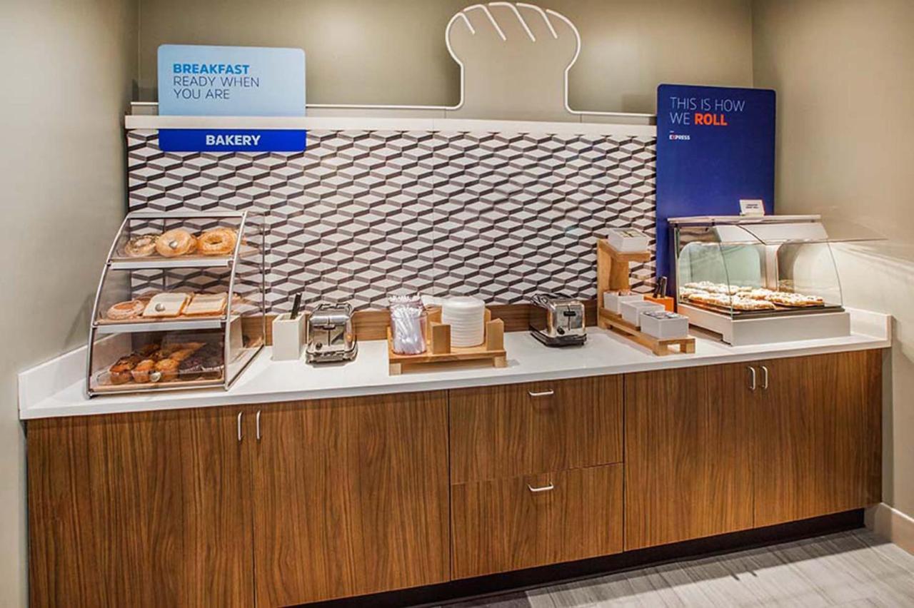 Holiday Inn Express Hotel & Suites Hope Mills-Fayetteville Airport By Ihg Экстерьер фото